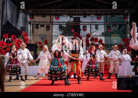 Szczepanow, Polen – 2. September 2023: Traditioneller polnischer Volkstanz-Tanz auf der Bühne beim Woiwodschaftsfestival. Stockfoto