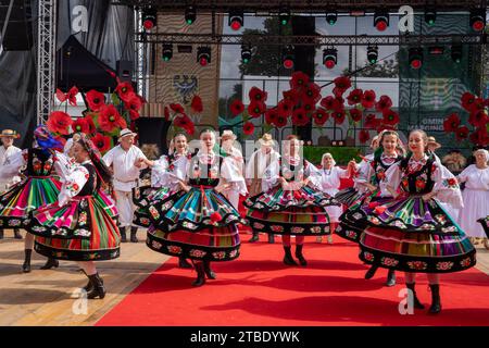 Szczepanow, Polen – 2. September 2023: Traditioneller polnischer Volkstanz-Tanz auf der Bühne beim Woiwodschaftsfestival. Stockfoto