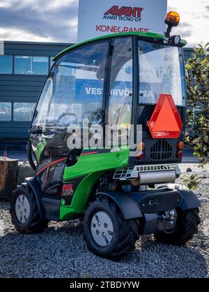 Reykjavik, Island – 25. September 2023: Ein brandneuer, grüner Avant 225 Minilader parkt im Freien. Stockfoto