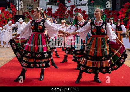 Szczepanow, Polen – 2. September 2023: Traditioneller polnischer Volkstanz-Tanz auf der Bühne beim Woiwodschaftsfestival. Stockfoto