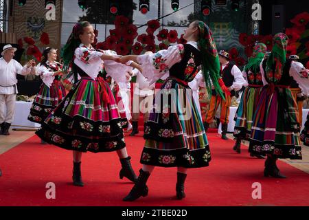 Szczepanow, Polen – 2. September 2023: Traditioneller polnischer Volkstanz-Tanz auf der Bühne beim Woiwodschaftsfestival. Stockfoto