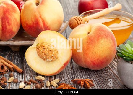 Weißer Pfirsich auf Holzhintergrund Stockfoto