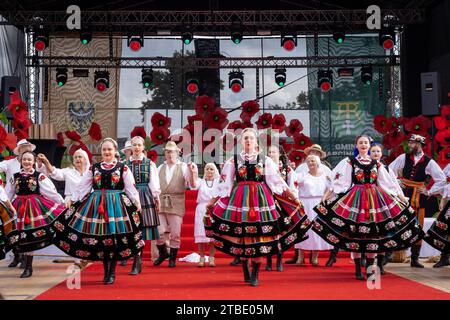 Szczepanow, Polen – 2. September 2023: Traditioneller polnischer Volkstanz-Tanz auf der Bühne beim Woiwodschaftsfestival. Stockfoto