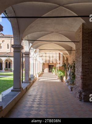 VICENZA, ITALIEN - 5. NOVEMBER 2023: Das Atrium der Kirche Chiesa di San Lorenzo. Stockfoto