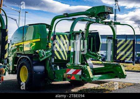 Reykjavik, Island – 25. September 2023: Eine brandneue grüne John Deere-Ballenpresse parkt im Freien. Stockfoto