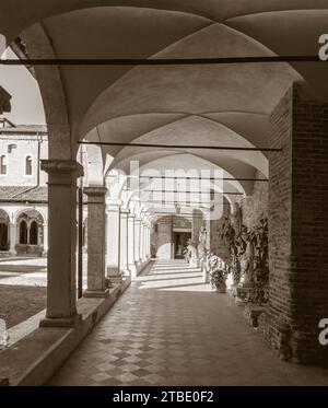 VICENZA, ITALIEN - 5. NOVEMBER 2023: Das Atrium der Kirche Chiesa di San Lorenzo. Stockfoto