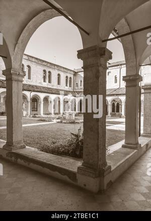 VICENZA, ITALIEN - 5. NOVEMBER 2023: Das Atrium der Kirche Chiesa di San Lorenzo. Stockfoto