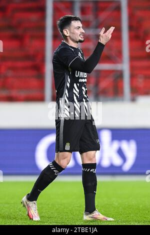 Antwerpen, Belgien. Dezember 2023. Charlerois Stefan Knezevic reagierte beim Croky Cup 1/8 im Finale zwischen Royal Antwerp FC und Sporting Charleroi am Mittwoch, den 6. Dezember 2023 in Antwerpen. BELGA FOTO TOM GOYVAERTS Credit: Belga Nachrichtenagentur/Alamy Live News Stockfoto