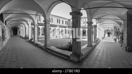 VICENZA, ITALIEN - 5. NOVEMBER 2023: Das Atrium der Kirche Chiesa di San Lorenzo. Stockfoto