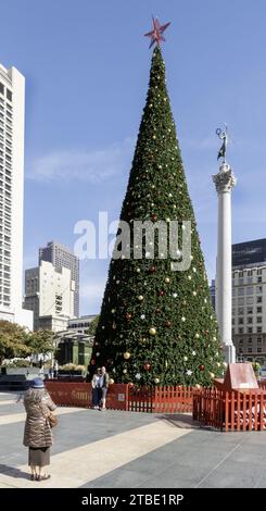 Die Leute posieren für ein Foto vor Macy's Weihnachtsbaum am Union Square, San Francisco, Kalifornien, USA Stockfoto