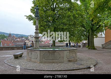 Zürich, Schweiz - 13. Juni 2018: Der Hedwigbrunnen (Hedwigbrunnen) ist ein Brunnen auf dem Lindenhof. Stockfoto