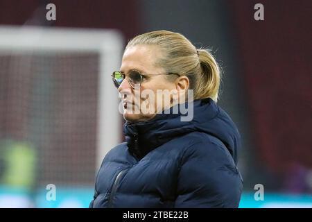 SARINA WIEGMAN, Cheftrainer der englischen Fußballnationalmannschaft der Frauen. Das Bild wurde aufgenommen, während sie die Spieler beim Training und Aufwärmen beobachtete Stockfoto