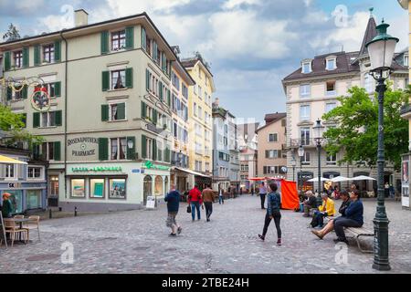 Zürich, Schweiz - 13. Juni 2018: Der Hirschenplatz ist ein Stadtplatz in der Altstadt. Stockfoto