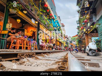 Hanoi Zugstraße in Vietnam. Eine enge Straße der Altstadt von Hanoi, wo Züge durch die Häuser fahren. Attraktion beliebt bei Touristen. Stockfoto