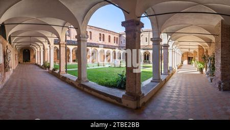 VICENZA, ITALIEN - 5. NOVEMBER 2023: Das Atrium der Kirche Chiesa di San Lorenzo. Stockfoto