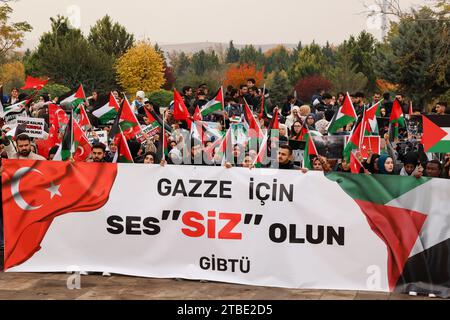 6. Dezember 2023: Gaziantep, Turkiye. Dezember 2023. Studenten aller Abteilungen der Gaziantep Islamic Science and Technology University (Gibtu) halten eine pro-palästinensische Mahnwache auf dem Campus ab. Die Teilnehmer ließen die palästinensische Flagge neben der türkischen Flagge auf und hielten Banner, die die Verwüstung im Gazastreifen zeigten, und forderten einen Waffenstillstand. Verwaltungs- und akademische Mitarbeiter sowie der Rektor der Universität, Prof. Dr. Åžehmus Demir, nahmen an der Mahnwache „Schweigen für Gaza“ Teil. Der Rektor der GIBTU-Universität verurteilte das, was er den anhaltenden ''israelischen Völkermord'' in Gaza nannte, und hob hervor Stockfoto