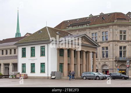 Zürich, Schweiz - 13. Juni 2018: Die Polizeistation Rathaus ist eine kantonale Polizeistation gegenüber dem Rathaus. Stockfoto