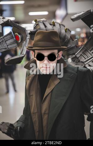 Ein Nahporträt eines männlichen Cosplay bei einer Comic Con-Veranstaltung, verkleidet als Doc Ock oder Doktor Otto Octavius, ein Feind des Superhelden Spiderman Stockfoto