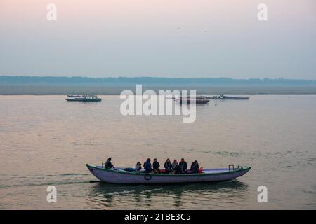 Touristenboot auf dem Ganges Fluss, Varanasi, Uttar Pradesh, Indien Stockfoto