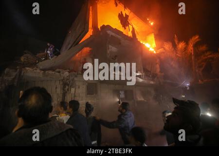 Rafah, Gaza. Dezember 2023. Palästinenser suchen nach Opfern inmitten der Trümmer eines schwelenden Hauses nach einem israelischen Streik in Rafah im südlichen Gazastreifen am Mittwoch, den 6. Dezember 2023. Israel hat seine Offensive gegen die im belagerten südlichen Gazastreifen eingeschlossenen Zivilisten ausgedehnt, so die UNO. Foto: Ismael Mohamad/UPI Credit: UPI/Alamy Live News Stockfoto