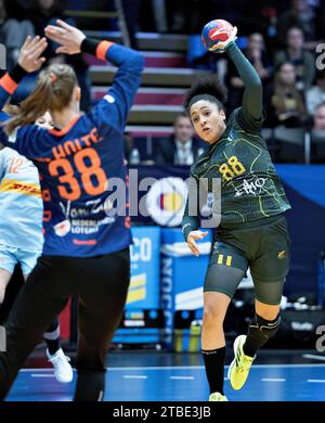 Mariana Costa aus Brasilien während des IHF-Handball-WM-Spiels der Frauen zwischen den Niederlanden und Brasilien in der Hauptrunde 4 in der Arena Nord in Frederikshavn, Dänemark am Mittwoch, 6. Dezember 2023. (Foto: Henning Bagger/Ritzau Scanpix) Stockfoto