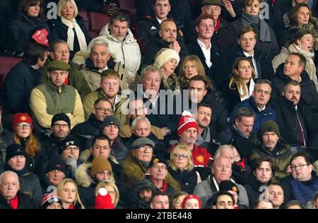 Fernsehmoderator Jeremy Clarkson (Mitte) zusammen mit Kaleb Cooper (zweiter links) während des Premier League Spiels in Old Trafford, Manchester. Bilddatum: Mittwoch, 6. Dezember 2023. Stockfoto