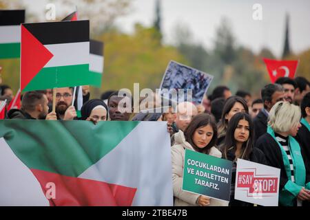 6. Dezember 2023: Gaziantep, Turkiye. Dezember 2023. Studenten aller Abteilungen der Gaziantep Islamic Science and Technology University (Gibtu) halten eine pro-palästinensische Mahnwache auf dem Campus ab. Die Teilnehmer ließen die palästinensische Flagge neben der türkischen Flagge auf und hielten Banner, die die Verwüstung im Gazastreifen zeigten, und forderten einen Waffenstillstand. Verwaltungs- und akademische Mitarbeiter sowie der Rektor der Universität, Prof. Dr. Åžehmus Demir, nahmen an der Mahnwache „Schweigen für Gaza“ Teil. Der Rektor der GIBTU-Universität verurteilte das, was er den anhaltenden ''israelischen Völkermord'' in Gaza nannte, und hob hervor Stockfoto