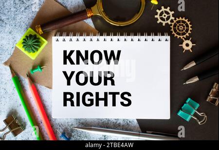 Schreiben eines Textes, der zeigt, dass du deine Rechte kennst. Worttext kennt eure Rechte auf Whitepaper, roten und schwarzen Buchstaben. Business Concept for Education. Stockfoto