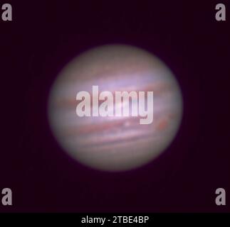 London, Großbritannien. Dezember 2023. Der Planet Jupiter, der derzeit 382.241.473 km von der Erde entfernt ist, ist bei kaltem, klarem Wetter am östlichen Abendhimmel über London zu sehen, wobei der große rote Fleck im unteren Wolkenband durch ein Teleskopbild sichtbar ist. Quelle: Malcolm Park/Alamy Live News Stockfoto