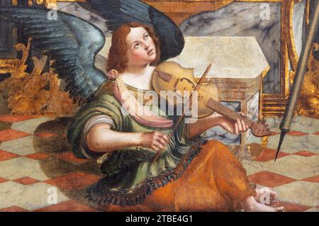 VICENZA, ITALIEN - 5. NOVEMBER 2023: Der Engel aus der Renaissance Gemälde der Madonna mit St. Sebastian und St. Roch in Chiesa di Santa Maria dei Servi Stockfoto