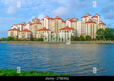 Die Costa Rhu Apartments in der Marina Bay im Kallang Basin in Singapur. Stockfoto