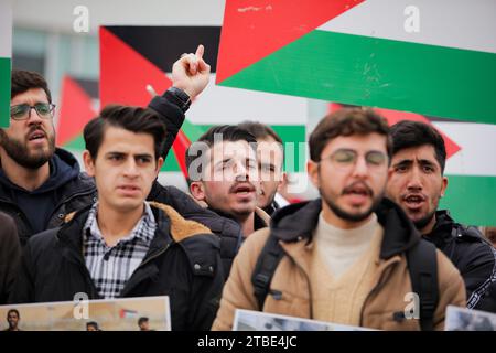 6. Dezember 2023: Gaziantep, Turkiye. Dezember 2023. Studenten aller Abteilungen der Gaziantep Islamic Science and Technology University (Gibtu) halten eine pro-palästinensische Mahnwache auf dem Campus ab. Die Teilnehmer ließen die palästinensische Flagge neben der türkischen Flagge auf und hielten Banner, die die Verwüstung im Gazastreifen zeigten, und forderten einen Waffenstillstand. Verwaltungs- und akademische Mitarbeiter sowie der Rektor der Universität, Prof. Dr. Åžehmus Demir, nahmen an der Mahnwache „Schweigen für Gaza“ Teil. Der Rektor der GIBTU-Universität verurteilte das, was er den anhaltenden ''israelischen Völkermord'' in Gaza nannte, und hob hervor Stockfoto