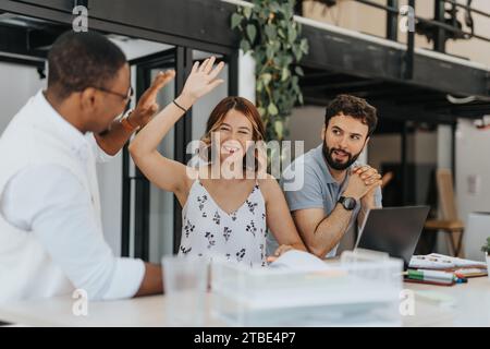 Drei junge Unternehmer, die in der Loungebar erfolgreich Geschäfte machen Stockfoto