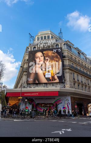 Chanel N°5 Parfümwerbung Werbetafel mit der französischen Schauspielerin Marion Cotillard an der Fassade der Galeries Lafayette, einem berühmten Kaufhaus Stockfoto