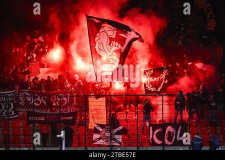 Antwerpen, Belgien. Dezember 2023. Charlerois Fans wurden während eines Croky Cup 1/8 Finalspiels zwischen Royal Antwerp FC und Sporting Charleroi am Mittwoch, den 06. Dezember 2023 in Antwerpen gezeigt. BELGA FOTO TOM GOYVAERTS Credit: Belga Nachrichtenagentur/Alamy Live News Stockfoto