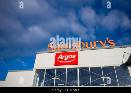 Ich schaue in einem Sainsbury's Supermarkt mit Argos-Logo nach Stockfoto