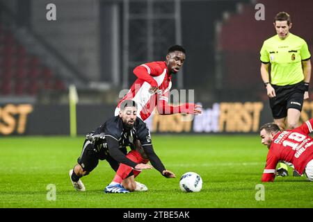 Antwerpen, Belgien. Dezember 2023. Charlerois heutiger Dabbagh und Antwerpener Mandela Keita wurden im Spiel während eines Croky Cup 1/8 Finalspiels zwischen Royal Antwerp FC und Sporting Charleroi am Mittwoch, den 06. Dezember 2023, in Antwerpen gezeigt. BELGA FOTO TOM GOYVAERTS Credit: Belga Nachrichtenagentur/Alamy Live News Stockfoto