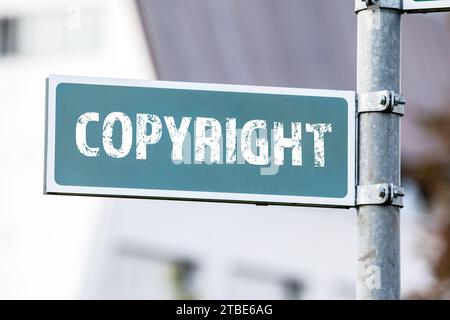 Urheberrechtskonzept. Grünes Straßenschild mit Text. Stockfoto