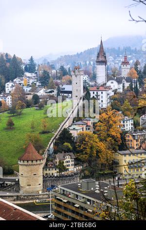 Luzern, Schweiz - 13. November. 2022: Die alte Stadtmauer mit Festungstürmen in Luzern Stadt, Schweiz mit Herbstnebel und Farbe Stockfoto