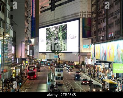 Blick auf den Verkehr von Hongkong entlang der Hennessy Road in Causeway Bay bei Nacht Stockfoto