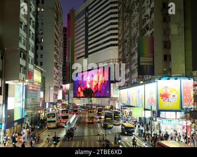 Blick auf den Verkehr von Hongkong entlang der Hennessy Road in Causeway Bay bei Nacht Stockfoto