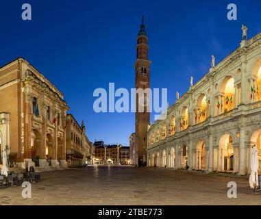 Vicenza - Piazza dei Signori in der Abenddämmerung mit der Basilika Palladiana und Loggia del Capitaniato. Stockfoto