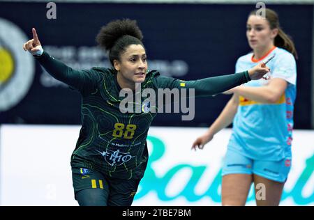 Mariana Costa aus Brasilien jubelt während des IHF Handball-Weltmeisterschaftsspiels der Frauen zwischen den Niederlanden und Brasilien in der Hauptrunde 4 in der Arena Nord in Frederikshavn, Dänemark am Mittwoch, den 6. Dezember 2023. (Foto: Henning Bagger/Ritzau Scanpix) Stockfoto