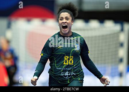 Mariana Costa aus Brasilien jubelt während des IHF Handball-Weltmeisterschaftsspiels der Frauen zwischen den Niederlanden und Brasilien in der Hauptrunde 4 in der Arena Nord in Frederikshavn, Dänemark am Mittwoch, den 6. Dezember 2023. (Foto: Henning Bagger/Ritzau Scanpix) Stockfoto