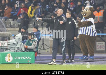 Berlin, Deutschland. Dezember 2023. 06.12.2023, Berliner Olympiastadion, Berlin, DEU, DFL, DFB-Pokal, Hertha BSC vs. HSV, im Bild Cheftrainer Tim Walter (Hamburger SV) DFL - Bestimmungen verbieten die Verwendung von Fotografien als Bildsequenzen und/oder Quasi-Video Foto: Jürgen Engler/nordphoto GmbH/dpa/Alamy Live News Stockfoto