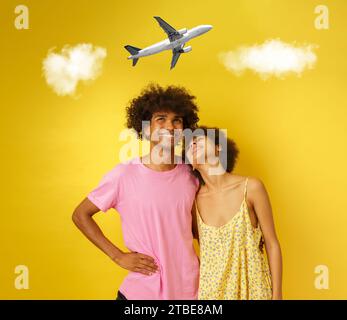 Glückliche Paare denken darüber nach, mit dem Flugzeug für einen Urlaub zu reisen Stockfoto