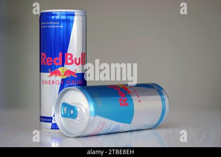 TERNOPIL, UKRAINE - 7. JULI 2023 Red Bull ENERGY Drink Aluminiumdose mit originellem Design Nahaufnahme Stockfoto