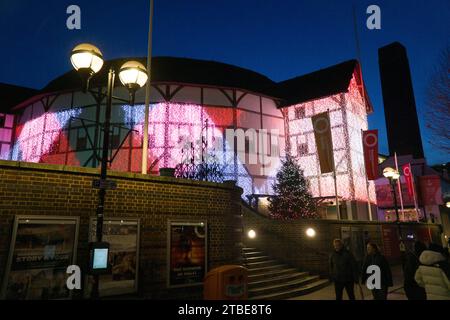 Großbritannien Wetter, 6. Dezember, London: In der Abenddämmerung an einem kalten, aber klaren Tag zeigt Shakespeares Globe Theater wechselnde Lichter, während der Turm von Tate Modern im Hintergrund vor einem Abendhimmel zu sehen ist. Quelle: Anna Watson/Alamy Live News Stockfoto