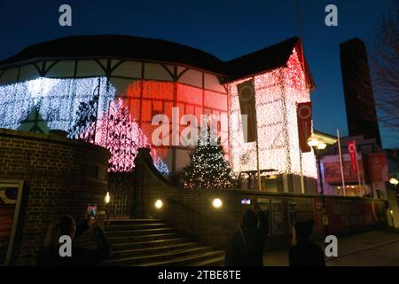 Großbritannien Wetter, 6. Dezember, London: In der Abenddämmerung an einem kalten, aber klaren Tag zeigt Shakespeares Globe Theater wechselnde Lichter, während der Turm von Tate Modern im Hintergrund vor einem Abendhimmel zu sehen ist. Quelle: Anna Watson/Alamy Live News Stockfoto