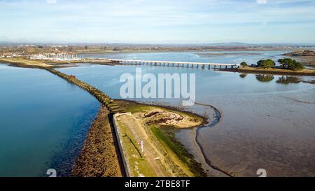 Luftaufnahme der nördlichen Hayling Island, Hampshire, mit Straßenbrücke und Überresten einer alten Eisenbahnbrücke Stockfoto